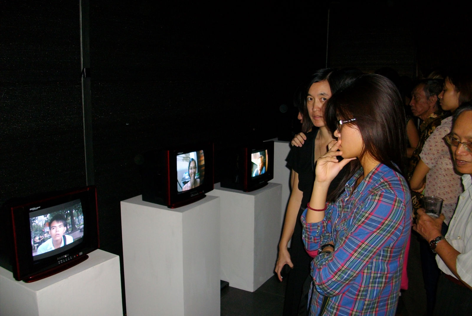 Video installation exhibition entitled ‘To the place where we want to forget’ opens in Ha Noi
